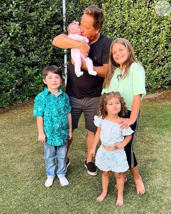Cantor Leonardo posa com netos Maria Sophia, de 10 anos, Maria Vitória, de 2, Noah, de 5 anos e Maria Alice, de 2 meses