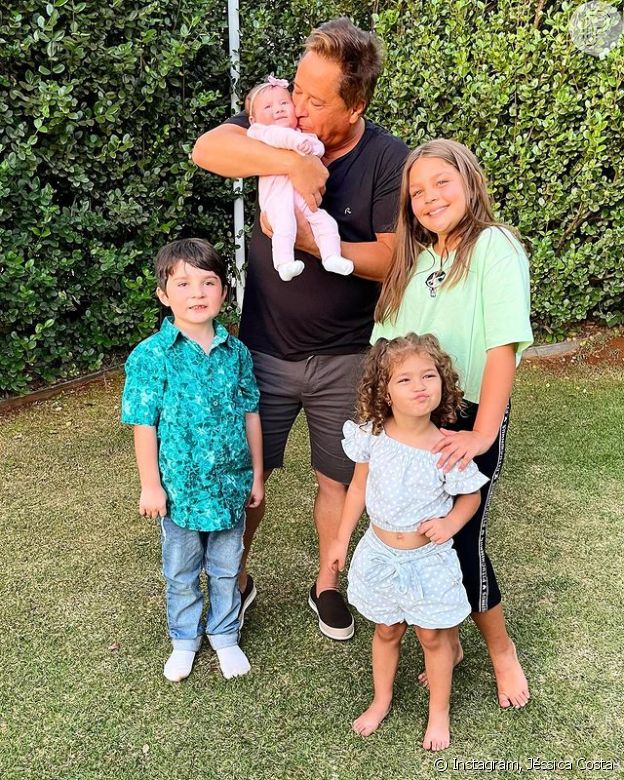 Cantor Leonardo posa com netos Maria Sophia, de 10 anos, Maria Vitória, de 2, Noah, de 5 anos e Maria Alice, de 2 meses