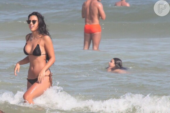 Bruno Gissoni fica na areia, enquanto Yanna Lavigne vai dar um mergulho