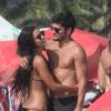 Bruno Gissoni e Yanna Lavigne namoram na praia da Barra da Tijuca, na zona oeste do Rio de Janeiro, em 9 de março de 2013