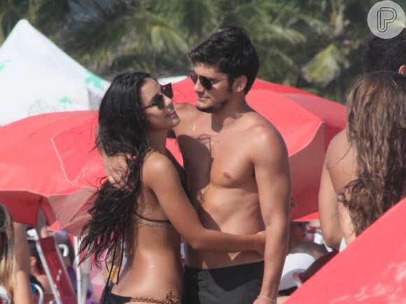 Bruno Gissoni e Yanna Lavigne namoram na praia da Barra da Tijuca, na zona oeste do Rio de Janeiro, em 9 de março de 2013