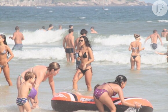 Yanna Lavigne exibe corpo em forma durante tarde de praia com o namorado, Bruno Gissoni