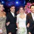 Mirella Santos e Weelington Muniz posam com os recém-casados repórter Vesgo e Gabriela Baptista