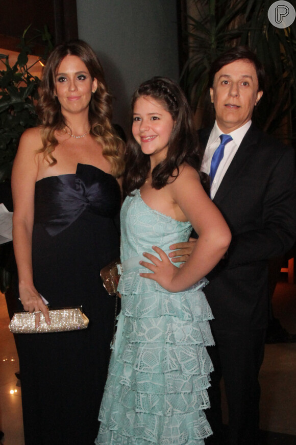 Tom Cavalcante prestigia casamento do repórter Vesgo com a mulher, Patrícia, e a filha Maria Antônia
