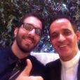 Reverendo Aldo Quintão tira selfies e faz piadas