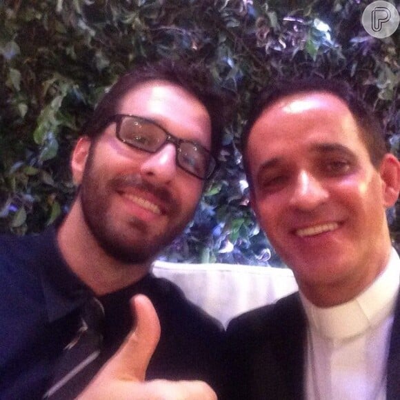 Reverendo Aldo Quintão tira selfies e faz piadas