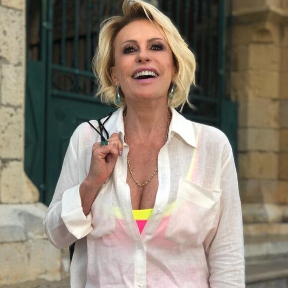 Ana Maria Braga ganha elogios em fotos de biquíni durante férias na Bahia