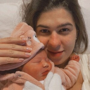 Mulher de Dilsinho posta primeira foto com a filha recém-nascida, Bella