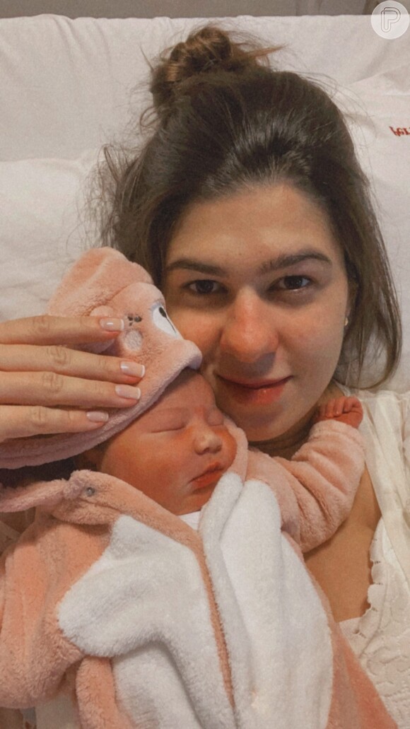 Mulher de Dilsinho posta primeira foto com a filha recém-nascida, Bella