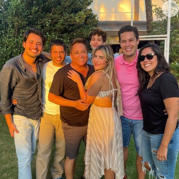 Jéssica Costa em foto com o pai, Leonardo, e seus cinco irmãos: Pedro Leonardo, Monyque Isabella, Matheus Vargas, Zé Felipe e João Guilherme