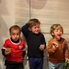 Filho de Camilla Camargo recebeu três amigos e uma amiga em sua festa de 2º aniversário, celebrada com piquenique