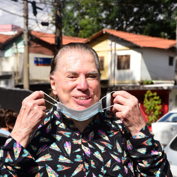 Silvio Santos estreia em seu programa de domingo e web se choca com nova dentadura do apresentador. Veja memes!