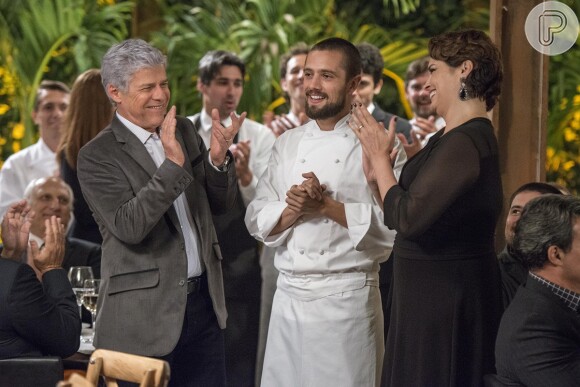Vicente (Rafael Cardoso) assumiu a cozinha do restaurante que foi de Enrico (Joaquim Lopes), em 'Império'