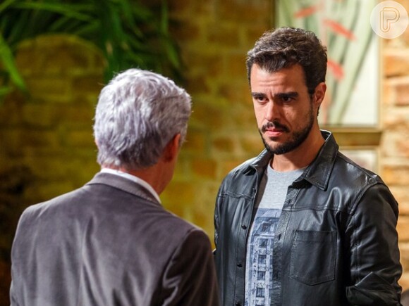 Enrico (Joaquim Lopes) tenta impedir que Cláudio (José Mayer) entre no restaurante para ajudar Vicente (Rafael Cardoso), em 'Império'