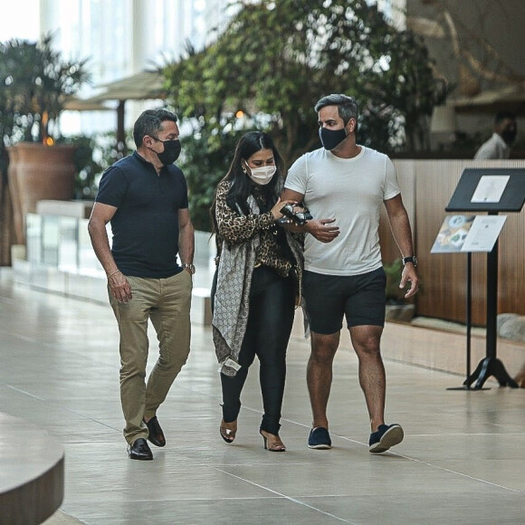 Simone deixou shopping no Rio de Janeiro com o marido, Kaká Diniz