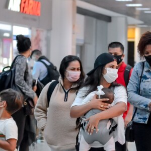 Simone conversa com fãs antes de embarcar no Rio