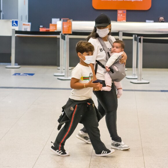 Simone e o filho, Henry, usaram looks parecidos para viajar