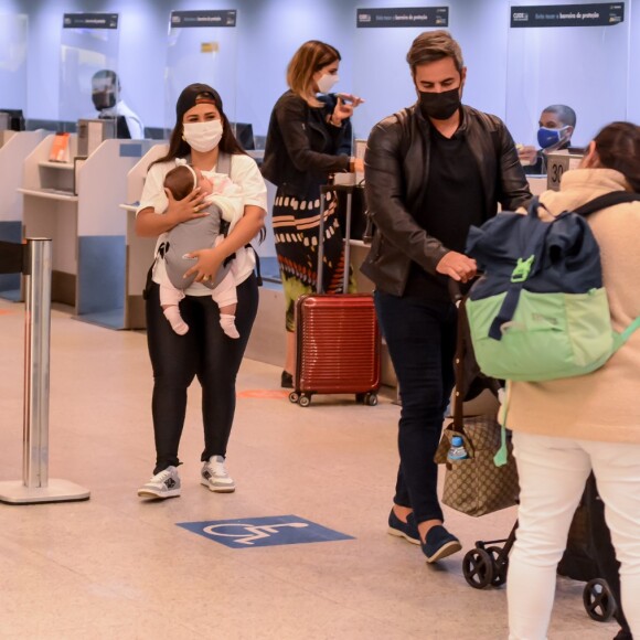 Simone e o marido, Kaká Diniz, embarcaram com os filhos no Rio de Janeiro