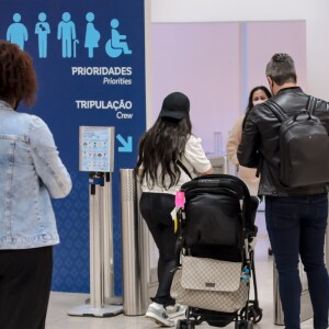 Simone embarca com o marido, Kaká Diniz, e os filhos, Henry e Zaya