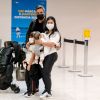 A cantora Simone foi fotografada com Kaká Diniz e os filhos do casal em aeroporto
