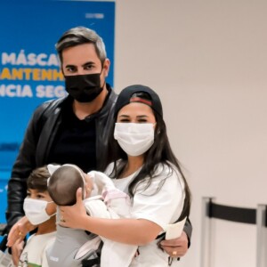 A cantora Simone foi fotografada com Kaká Diniz e os filhos do casal em aeroporto