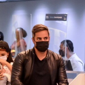 Marido de Simone, Kaká Diniz estava com a cantora em aeroporto