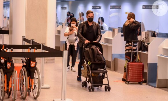 Marido de Simone, Kaká Diniz estava com a cantora em aeroporto