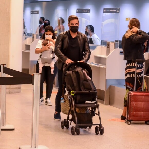 Marido de Simone, Kaká Diniz estava com a cantora em aeroporto