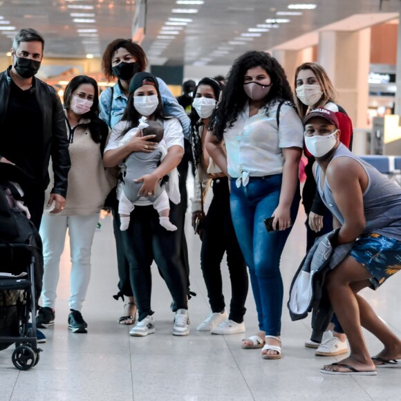 Simone posou para fotos com fãs antes de embarcar no Rio de Janeiro