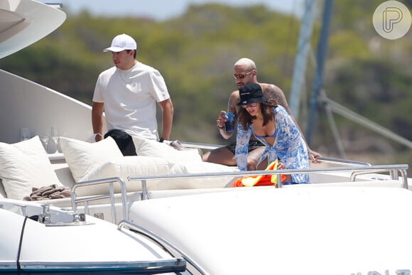 Neymar foi fotografado com a influencer Bruna Biancardi em passeio de lancha