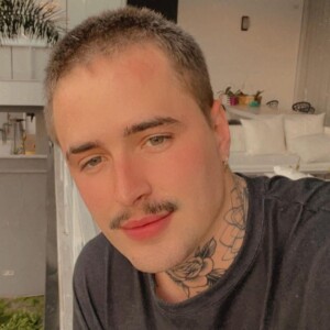 O cantor Caique Gama é ex-namorado de Bruna Biancardi, apontada como affair de Neymar