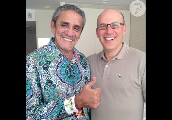 Zé Ramalho posa com o cardiologista Dr. Maurício Vaisman ao receber alta da cirurgia cardíaca