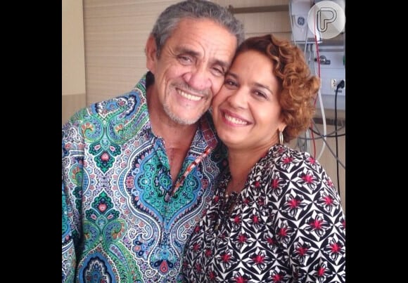 Foto postada no Facebook oficial do cantor com a seguinte legenda: 'Zé Ramalho e sua inseparável esposa Roberta Ramalho deixam o Hospital Samaritano após o sucesso da cirurgia cardíaca'