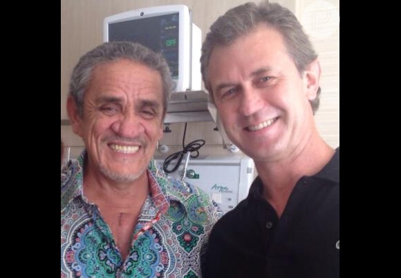 Zé Ramalho posa com o cirurgião cardiovascular Dr. Valdo Carreira e posta foto no Facebook em 10 de março de 2013
