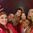 Luan Santana e Juliette posam com o elenco em selfie de Ana Clara nos bastidores da live das Americanas