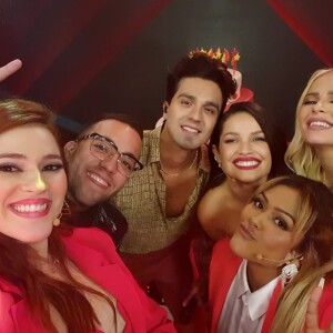 Luan Santana e Juliette posam com o elenco em selfie de Ana Clara nos bastidores da live das Americanas