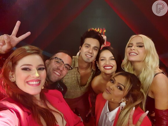 Luan Santana e Juliette posam com o elenco em selfie de Ana Clara nos bastidores da live das Americanas