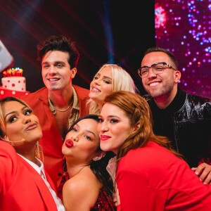 Juliette, Luan Santana, Luísa Sonza, Ana Clara, Lucas Rangel e Camila Loures fizeram a tradicional selfie em bastidor