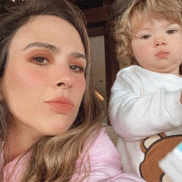 Clara Maria mostrou que não se importa que esta quarta-feira (11) seja aniversário da mãe e mostrou a língua