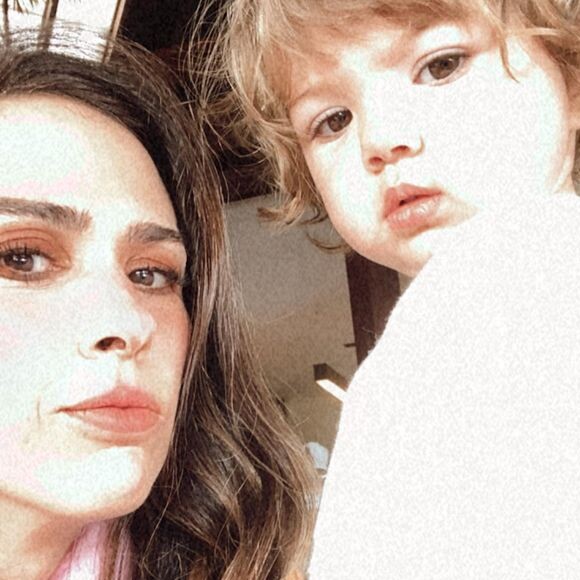 Web se derretou por Clara Maria mostrando língua para a mãe