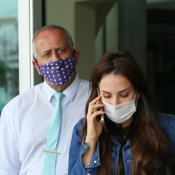 Gabi Martins foi fotografada no aeroporto de São Paulo