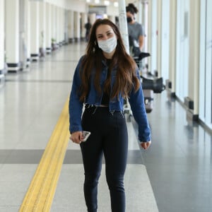 Gabi Martins usou jaqueta jeans e calça preta em aerolook