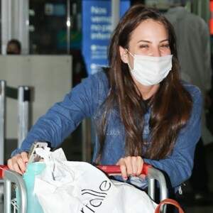 Gabi Martins desembarca sem anel de compromisso após fim de namoro com Tierry. Fotos!