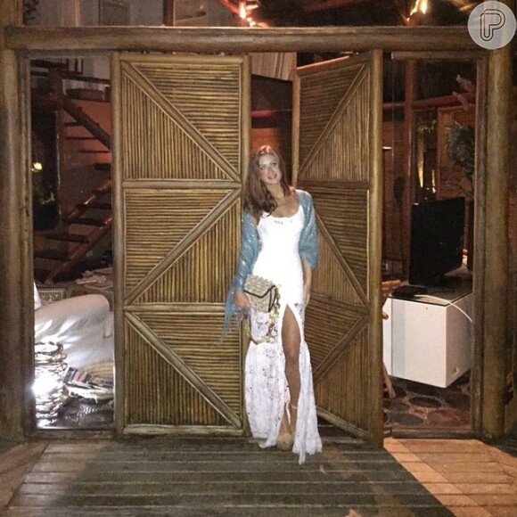 Marina Ruy Barbosa escolheu um vestido com fenda para ir a jantar na noite de sábado, 22 de novembro de 2014