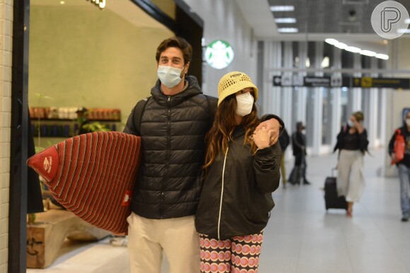 Isis Valverde e André Resende voltam da Bahia agarradinhos no aeroporto