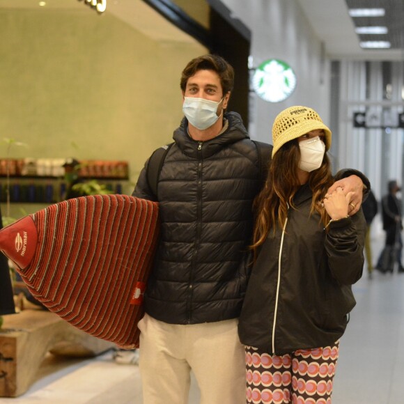 Isis Valverde e André Resende voltam da Bahia agarradinhos no aeroporto