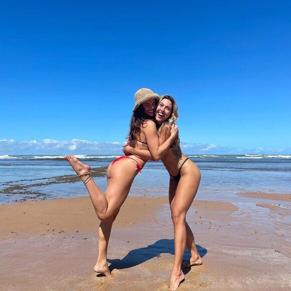 Isis Valverde com a amiga, Luiza Gondim, na Bahia