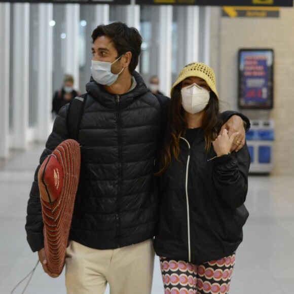 Isis Valverde e André Resende aparecem agarradinhos em aeroporto do Rio de Janeiro