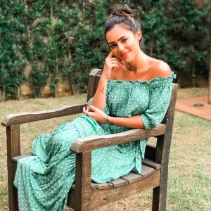 Bruna Biancardi com vestido longo e soltinho verde, com decote ciganinha