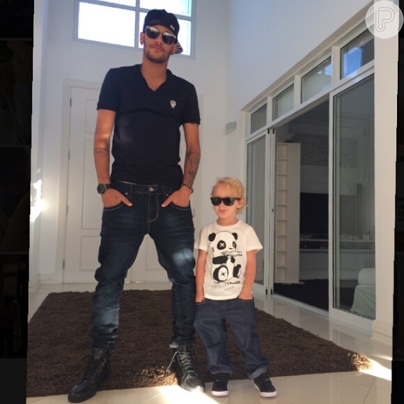 Neymar paparica o filho, Davi Lucca, e posta foto fafa em rede social